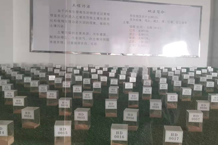 來自礦產(chǎn)開發(fā)、洗選加工過程中產(chǎn)生的大量粘土、泥土礦沙由于持水性高、粘度大、易抱團(tuán)結(jié)塊給后續(xù)物料磨粉、焙燒等工序造成不良影響，烘干機(jī)廠家鄭州東鼎干燥針對此類物料干燥及應(yīng)用特