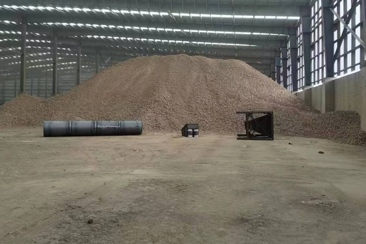 礦石烘干機是東鼎干燥針對冶金建材行業(yè)推出的專用烘干設備，具有產能大、耐磨損、熱能消耗低、自動化程度高的特點。