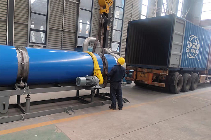 氧化鋁烘干機根據(jù)氧化鋁物料的水分狀態(tài)、比重、耐受溫度特性進行設(shè)計，采用新型熱風烘干技術(shù)，在不改變物料性質(zhì)的情況下，快速蒸發(fā)掉物料中多余水分。