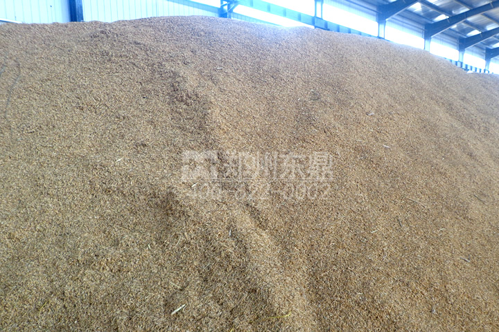 在家具制造行業(yè)生產(chǎn)過程中會(huì)產(chǎn)生大量的鋸末、刨花，這些木質(zhì)物料是加工優(yōu)質(zhì)生物質(zhì)顆粒的好原料，但由于水分過高直接壓制顆粒會(huì)影響顆粒品質(zhì)，為了控制鋸末的含水率，我司開發(fā)成套鋸