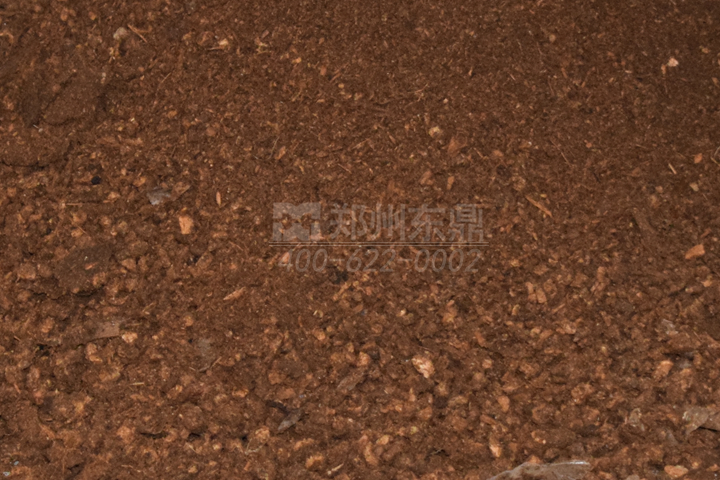 菌菇渣烘干機(jī)通過熱能轉(zhuǎn)換快速將菌渣中的多余水分脫除，改善了菌渣的儲(chǔ)裝運(yùn)特性。